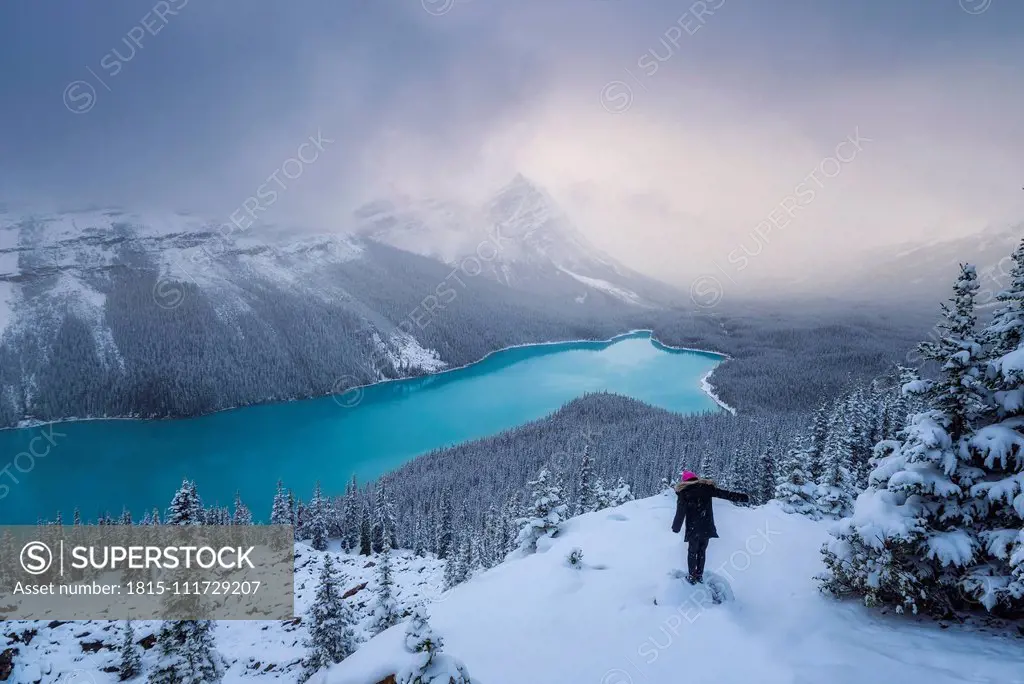 Canada, Alberta, Banff National Park, Peyto Lake, woman enjoying view