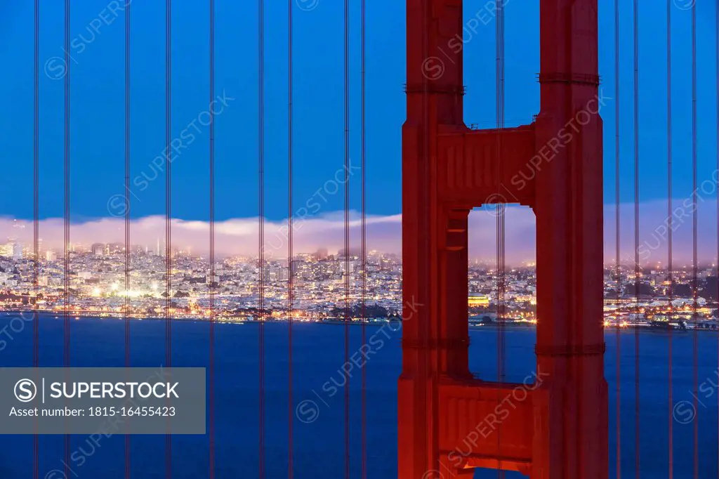 USA, California, San Francisco, skyline and Golden Gate Bridge at the blue hour seen from Hawk Hill