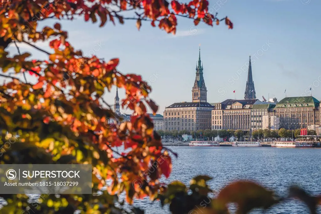 Germany, Hamburg, Binnenalster lake with city centre in autumn