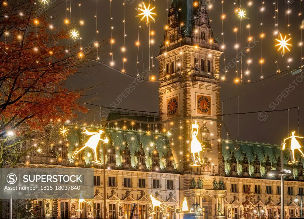 Germany, Hamburg, Town hall and Christmas decorations in city street