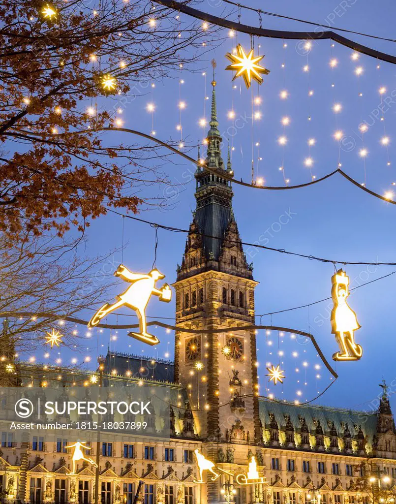 Germany, Hamburg, Town hall and Christmas decorations in city street