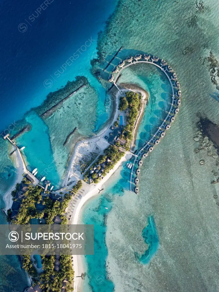 Maldives, Kaafu Atoll, Aerial view of bungalows of tourist resort on Kanuhuraa island