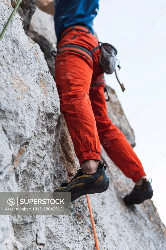 Sportsman climbing rocky mountain