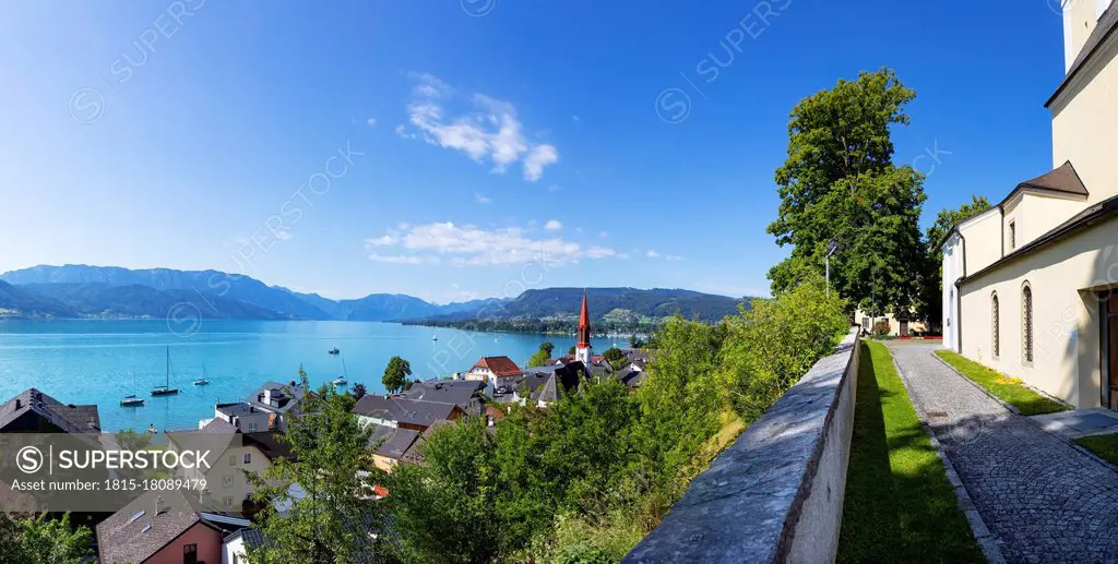 Austria, Upper Austria, Attersee am Attersee, Village on shore of Lake Atter in summer