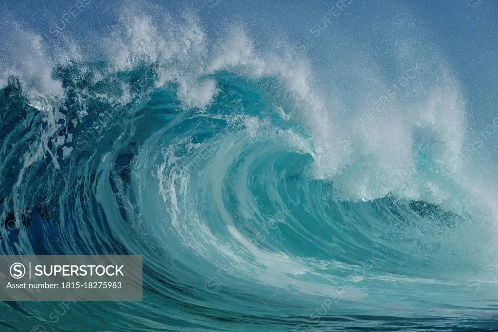 Large splashing wave of Pacific Ocean