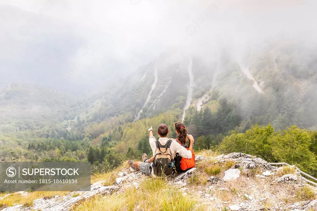 Italy, Massa, couple looking at the beautiful view in the Alpi Apuane