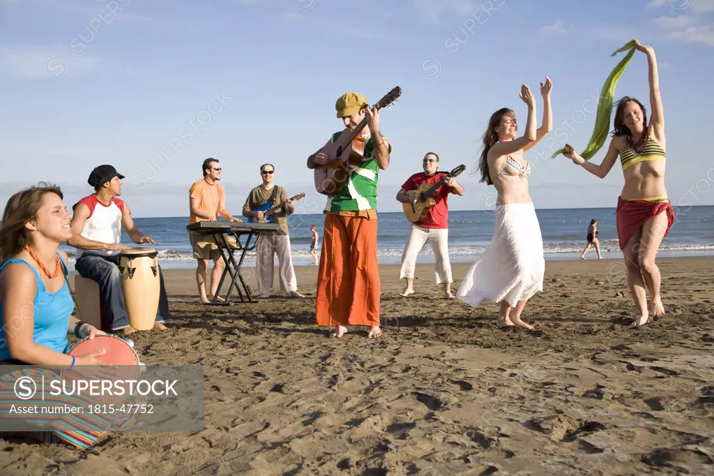 Spain, Canary Islands, Gran Canaria, Young people celebrating on beach