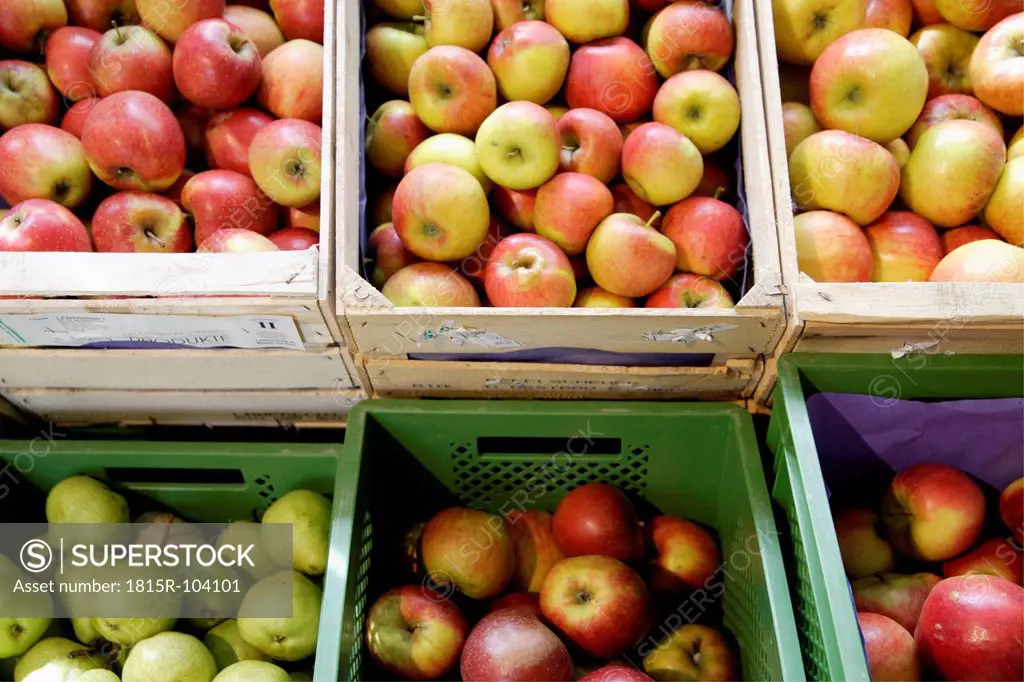 Germany, Bavaria, Apples and pears at organic food shop