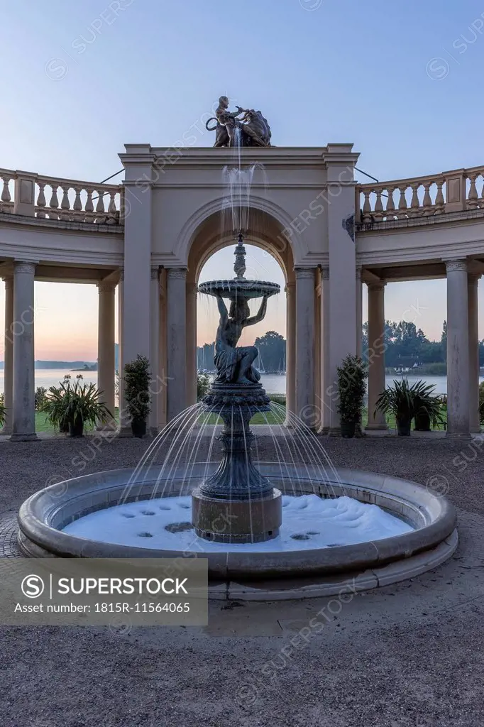 Germany, Mecklenburg-Vorpommern, Schwerin, fountain in Burggarten in the morning