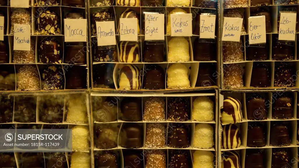 Germany, Frankfurt, Chocolate marshmellows and whippet cookies at christmas market