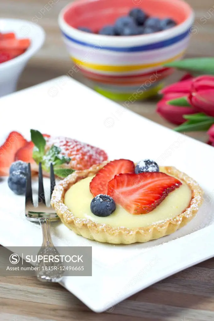 Shortcrust tart with vanilla cream, strawberries and blueberries