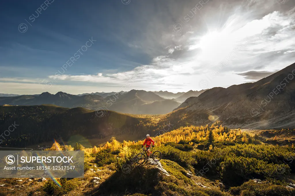 Austria, Altenmarkt-Zauchensee, young man with mountain bike at Low Tauern