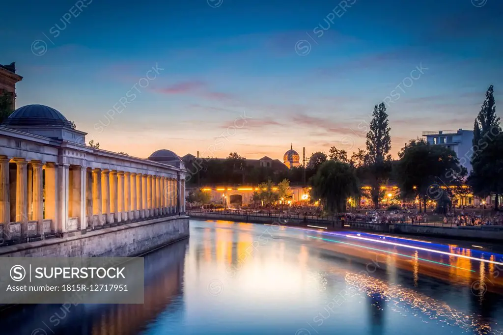 Germany, Berlin, Spree river, Alte Nationalgalerie and New Synagoge aduring sunset