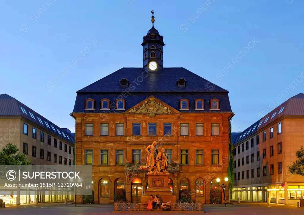 Germany, Hesse, Hanau, Neustadt town hall with Brothers Grimm monument