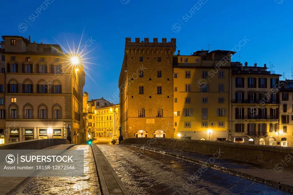 Italy, Tuscany, Florence, Ponte alle Grazie in the evening