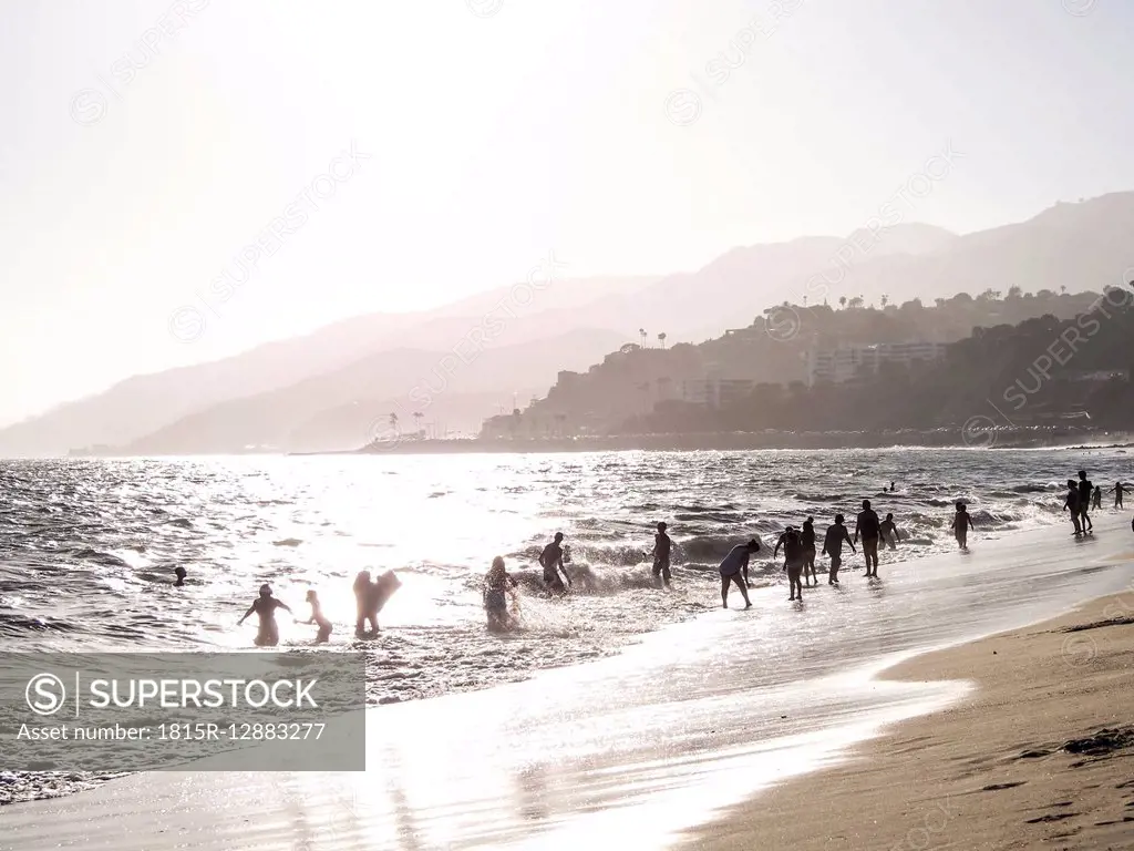 USA, Los Angeles, bathing people at evening twilight