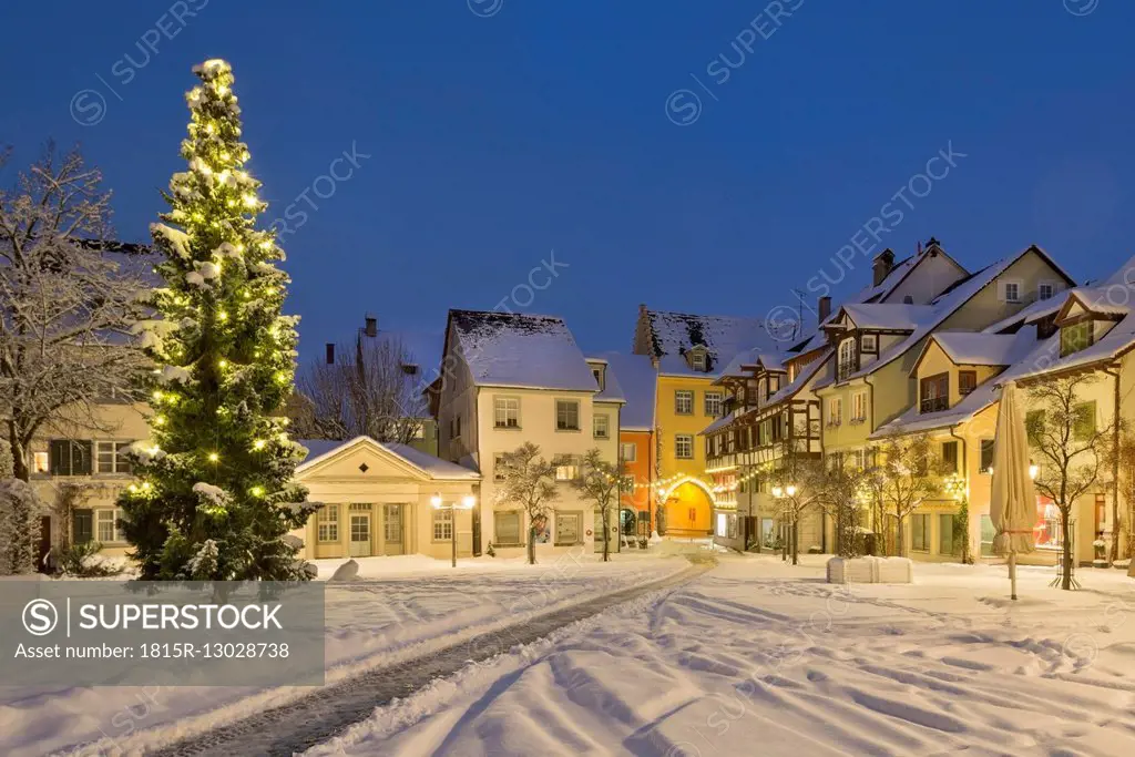 Germany, Meersburg, Christmas tree at the snow covered Schlossplatz