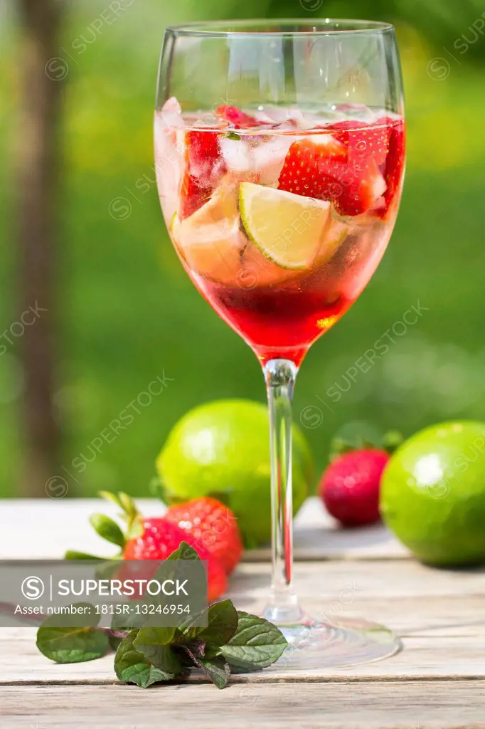 Glasses with ice, strawberry, lime, grenadine and prosecco