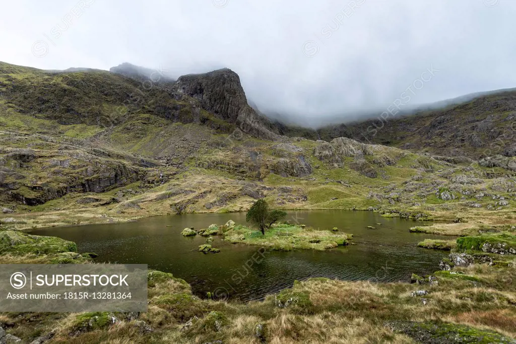 UK, North Wales, Snowdonia, Cwm Glas, Garnedd Ugain, Clogwyn y Parson, mountain lake