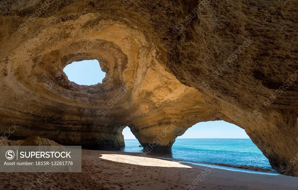 Portugal, Lagoa, Praia de Benagil, rock cave