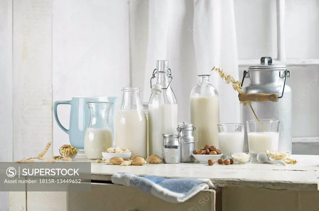 Vegan milk, Soy milk, almond milk, lactose-free, hazelnut milk, rice milk, oak milk