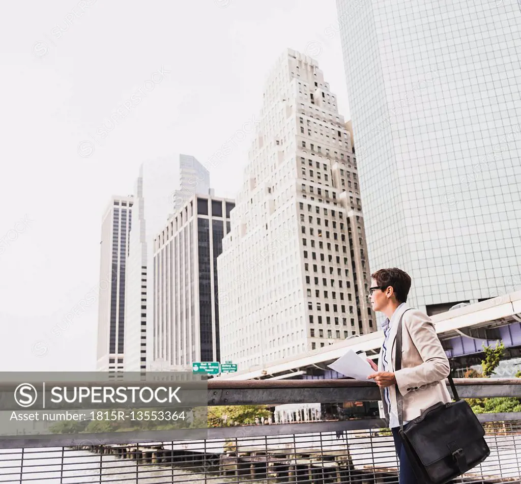 USA, New York, Businesswoman walking in Manhattan