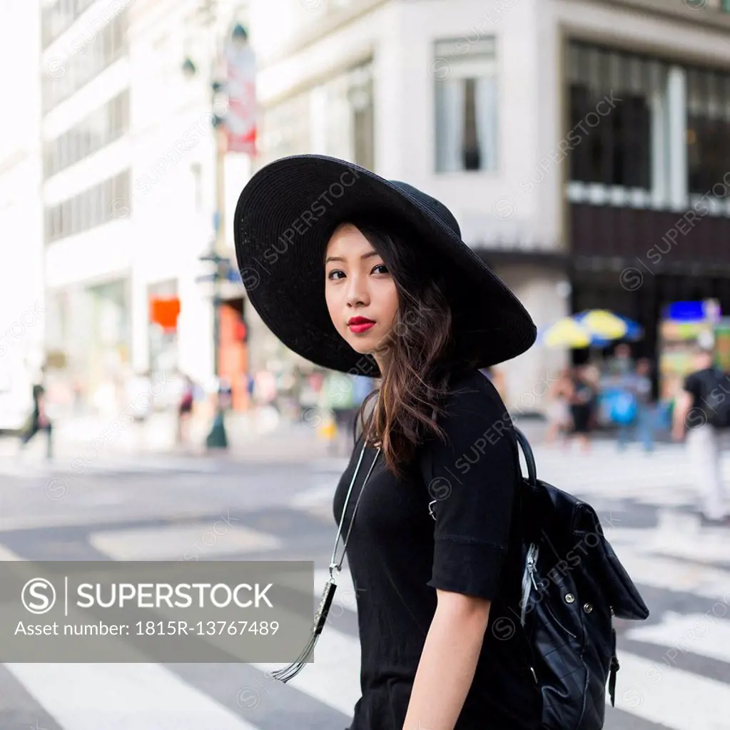 USA, New York City, Manhattan, portrait of fashionable young woman dressed in black