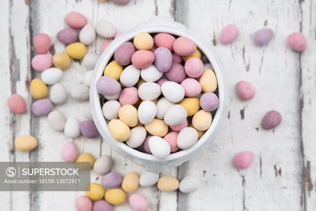 Chocolate Easter eggs in bowl