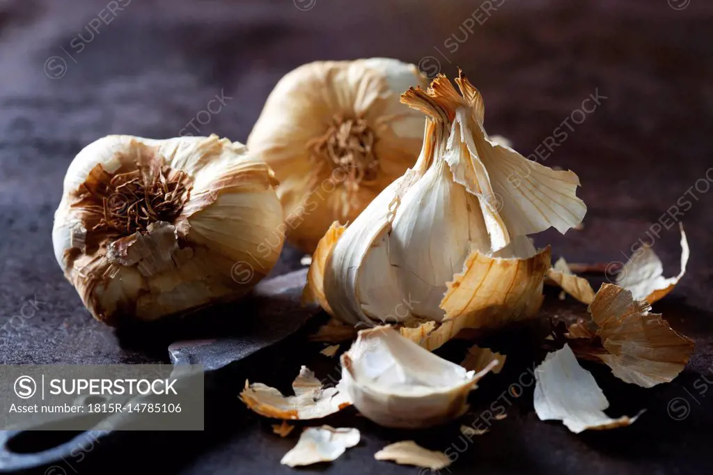 Smoked garlic on rusty ground