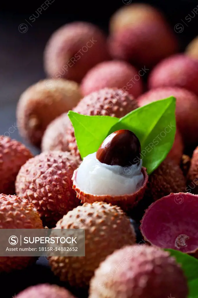 Whole and peeled lychee