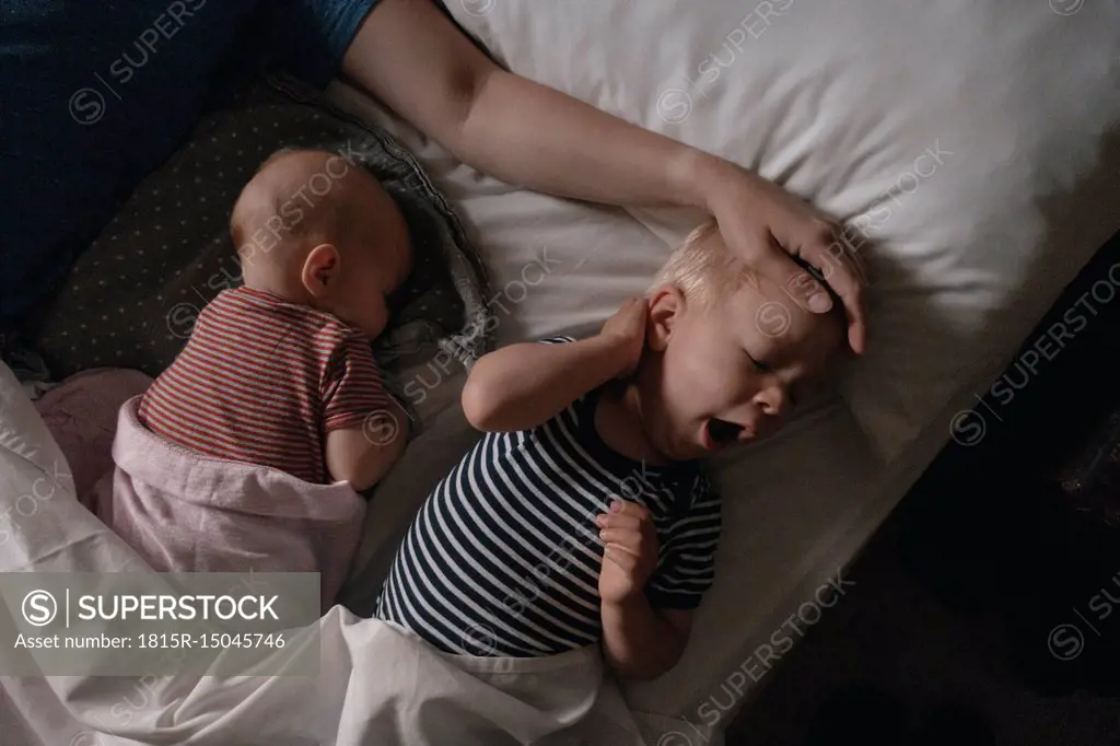 Vater lying next to his daughter and son in bed