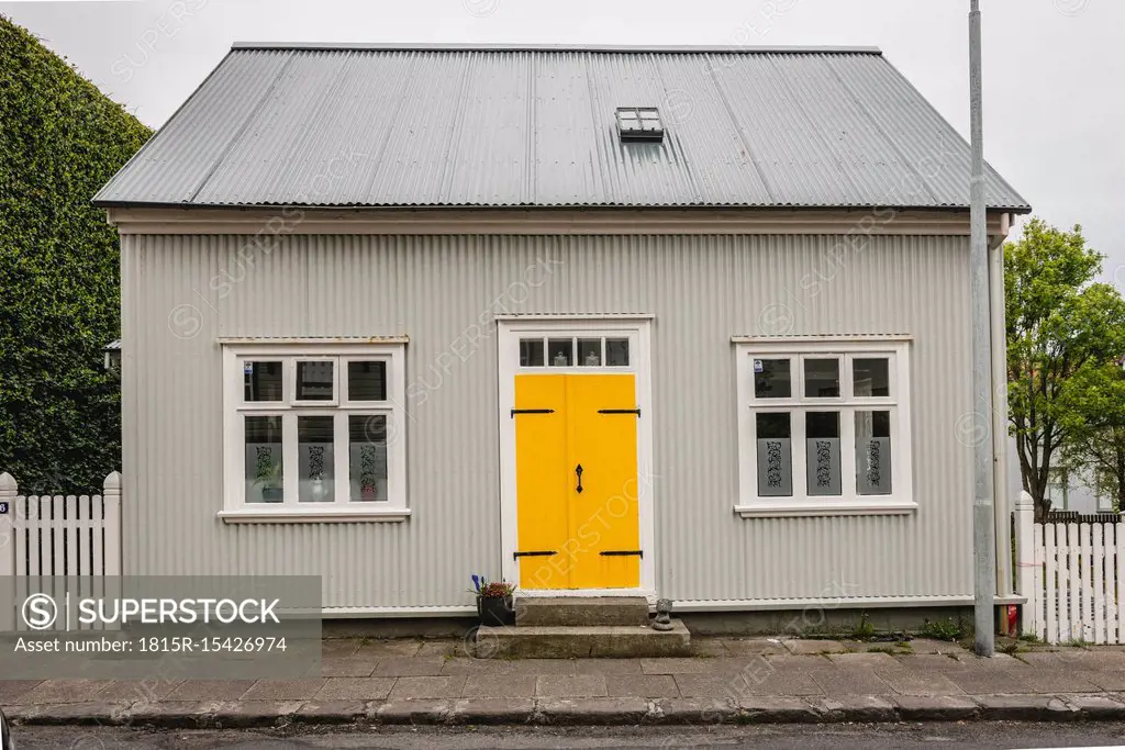 Iceland, ReykjavÇðk, house with yellow door