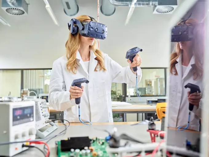 Female technician working with 3D glasses