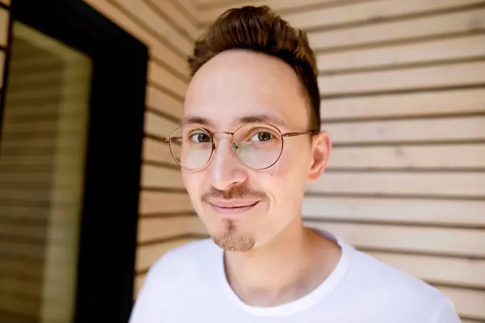 Portrait of smiling young man wearing glasses