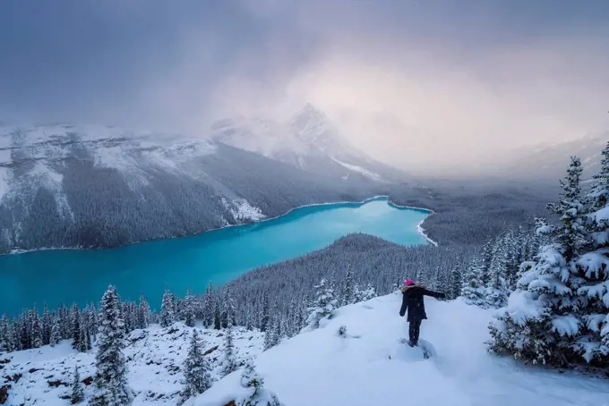 Canada, Alberta, Banff National Park, Peyto Lake, woman enjoying view