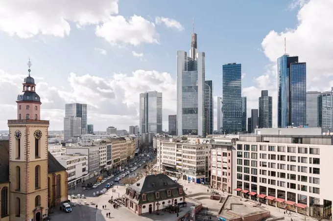 Germany, Hesse, Frankfurt, Town square with downtown skyscrapers in background