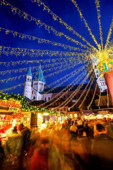 Germany, Rhineland-Palatinate, Mainz, Crowded Christmas market at night