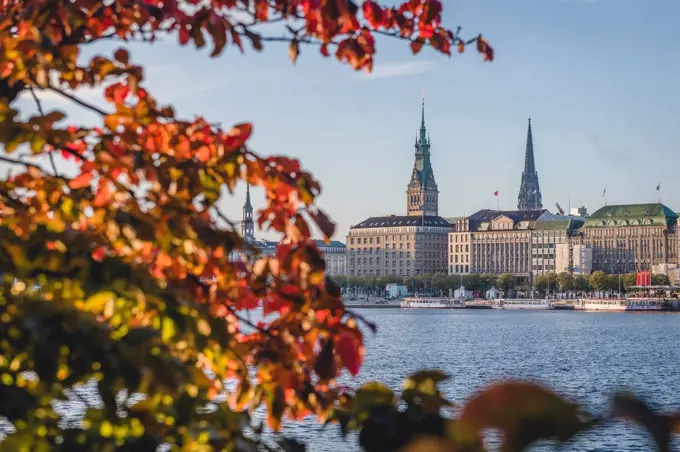 Germany, Hamburg, Binnenalster lake with city centre in autumn