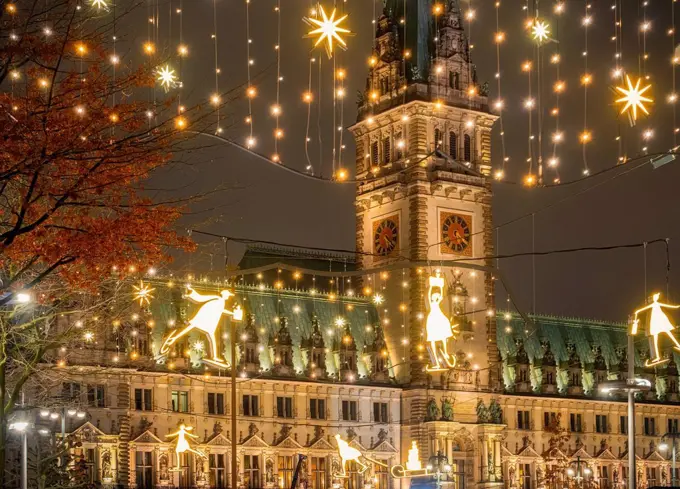 Germany, Hamburg, Town hall and Christmas decorations in city street