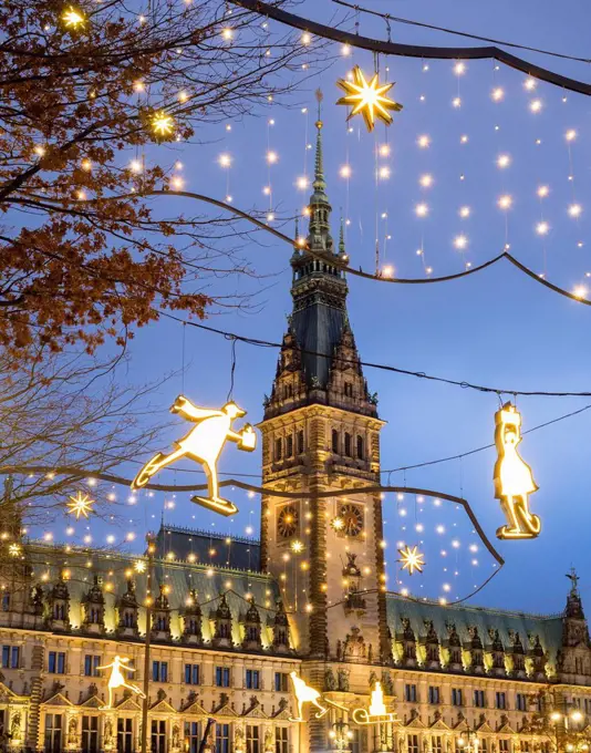 Germany, Hamburg, Town hall and Christmas decorations in city street