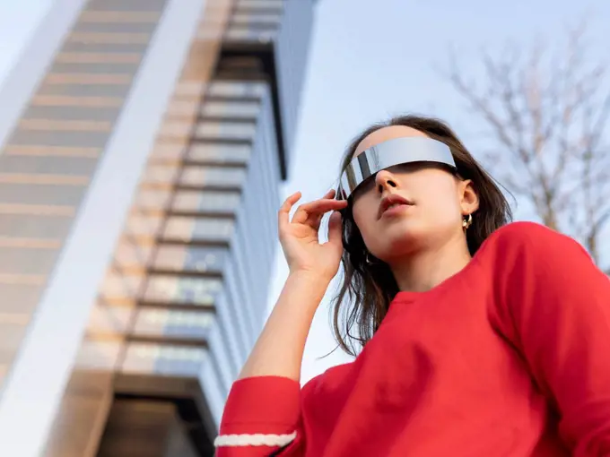 Caucasian woman with sunglasses in city