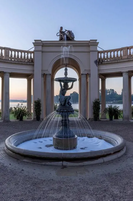 Germany, Mecklenburg-Vorpommern, Schwerin, fountain in Burggarten in the morning