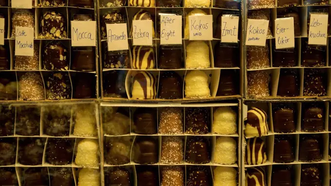 Germany, Frankfurt, Chocolate marshmellows and whippet cookies at christmas market