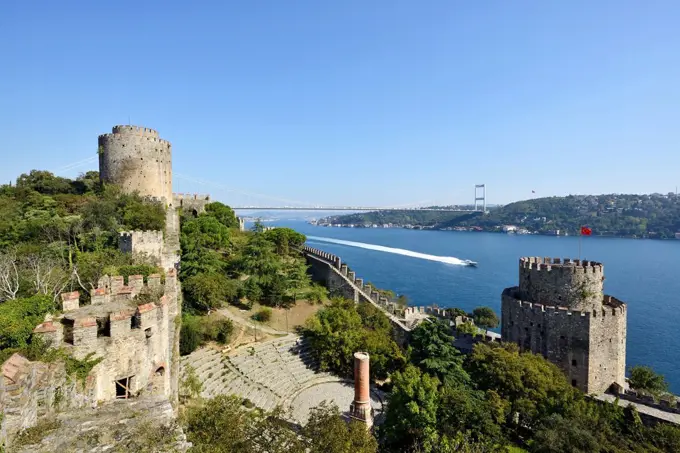 Turkey, Istanbul, Fatih Sultan Mehmet Bridge and fortress