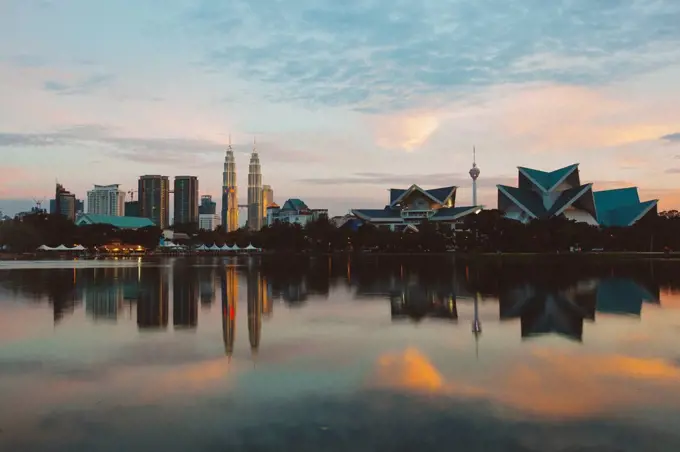 Malaysia, Kuala Lumpur, Skyline at sunset