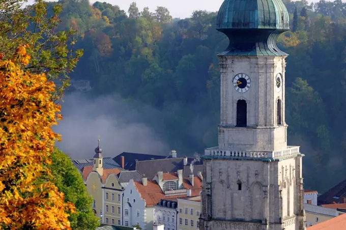 Germany, Bavaria, view to church spire and houses of Burghausen