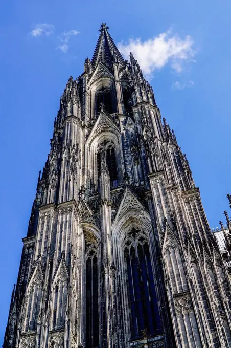 Germany, Cologne, view to tower of Cologne Cathedral from below