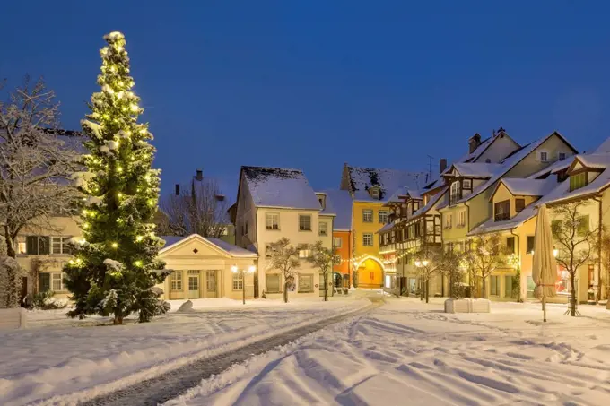 Germany, Meersburg, Christmas tree at the snow covered Schlossplatz