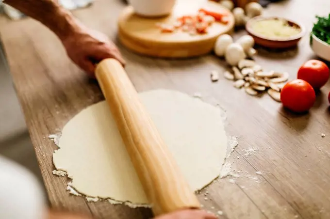 Man preparing pizza