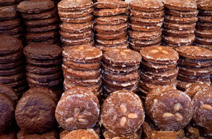 Germany, Nuremberg, Gingerbread at Christmas market stall